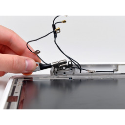 MacBook Unibody Модель A1342 Замена шарнира правого сцепления